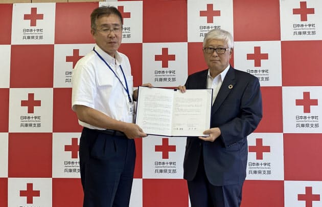 連携協定を結んだ、みなと銀の武市専務(右)と日本赤十字社兵庫県支部の大久保事務局長(17日、神戸市)